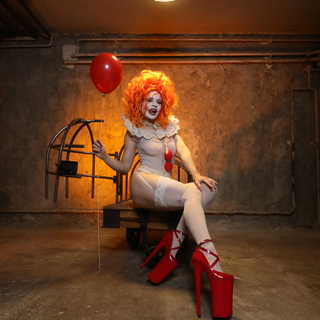 Pennywise and the red balloon photo gallery by CruelAlice