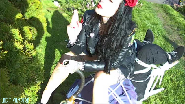 Bitte Bite Herrin, Quäle Meine Dicken Eier Bitte Bite Herrin, Quäle Meine Dicken Eier
