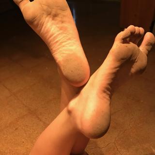 Dirty Soles and Spread Curled Toes photo gallery by Phoebe Phelpz