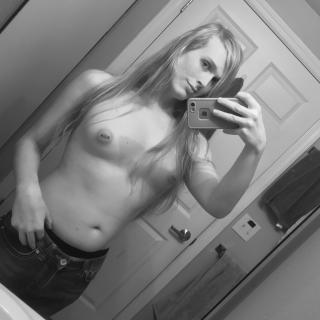 Assorted Personal Nudes and Selfies photo gallery by Roxxie Moth